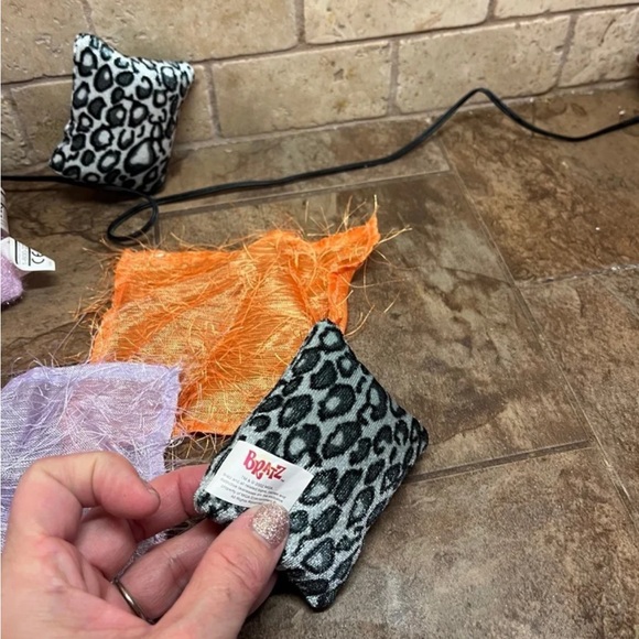 Vintage Bratz Dylan doll with pillows and Accessories - 2002 - Picture 8 of 10